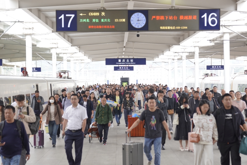  C6409次列车终到重庆北，旅客陆续下车。受访单位供图