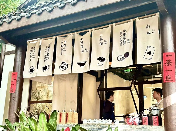 古镇十二巷里充满茶文化的一角。华龙网记者 王庆炼 摄