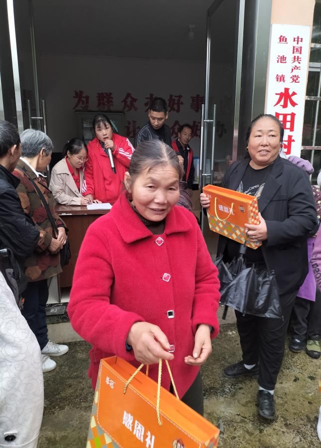 为来参加联谊活动的村民准备了月饼礼品。重庆市石柱县鱼池镇水田村供图