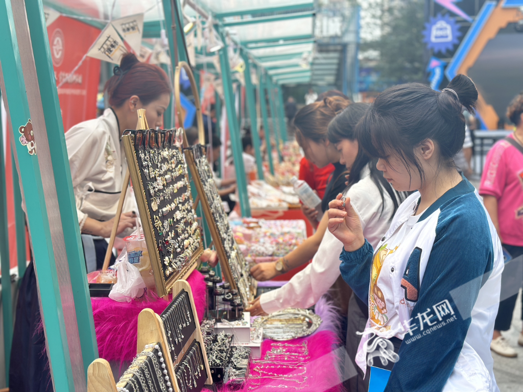 市民选购精美饰品。 华龙网记者 刘钊 摄