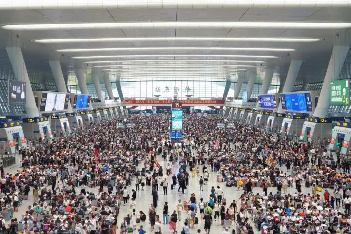 第一批人已经堵在路上了！有人开车9小时还没出省……7