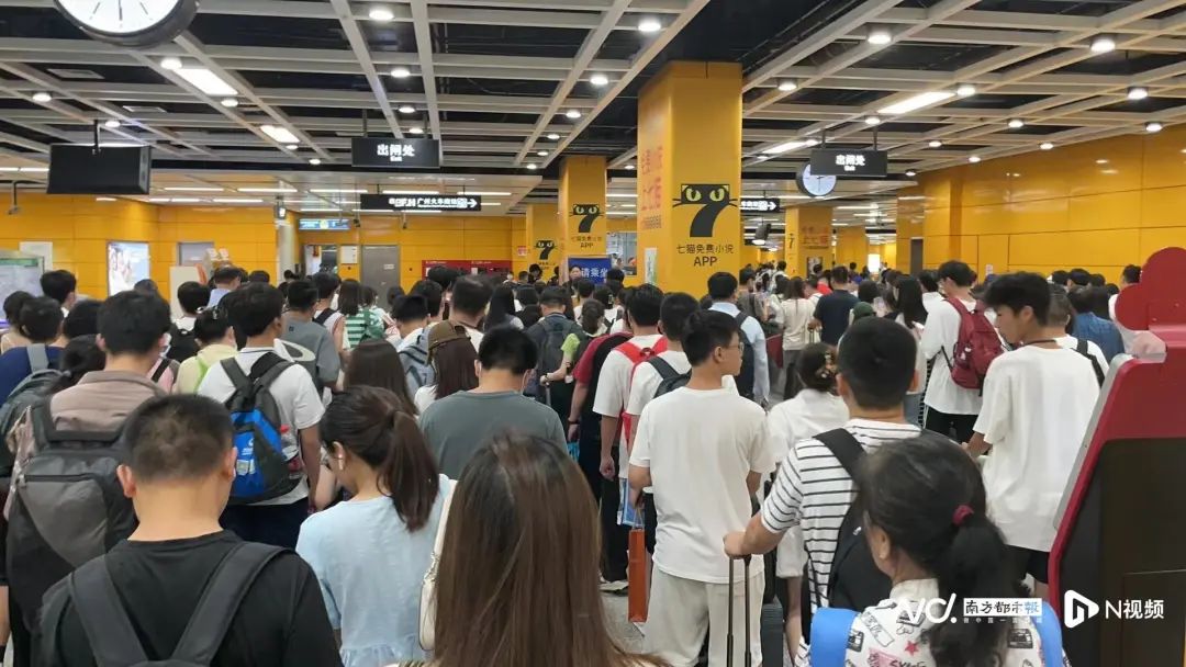 第一批人已经堵在路上了！有人开车9小时还没出省……18
