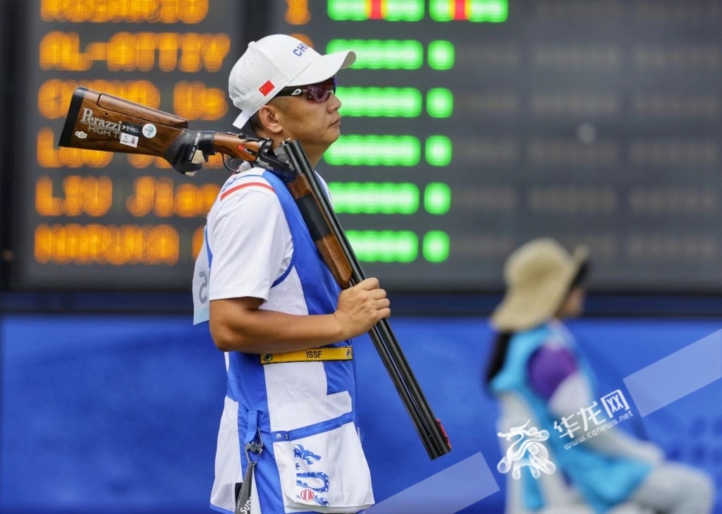 刘疆驰在9月27日的男子双向飞碟团体决赛中。华龙网特派记者 张质 摄