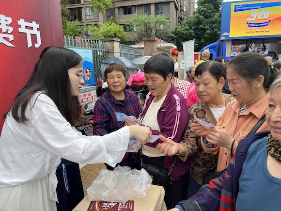 工作人员向市民发放消费券。江北区复盛镇供图 华龙网发