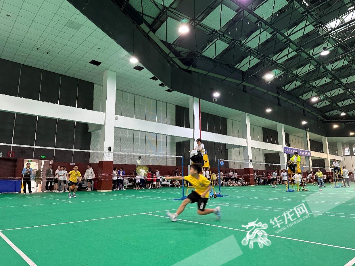 300名学生展运动风采！江北区首届中小学生羽毛球比赛挥拍开打