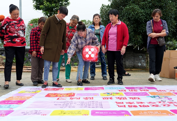 村民们参与“走格子”游戏。特约通讯员 秦廷富 摄