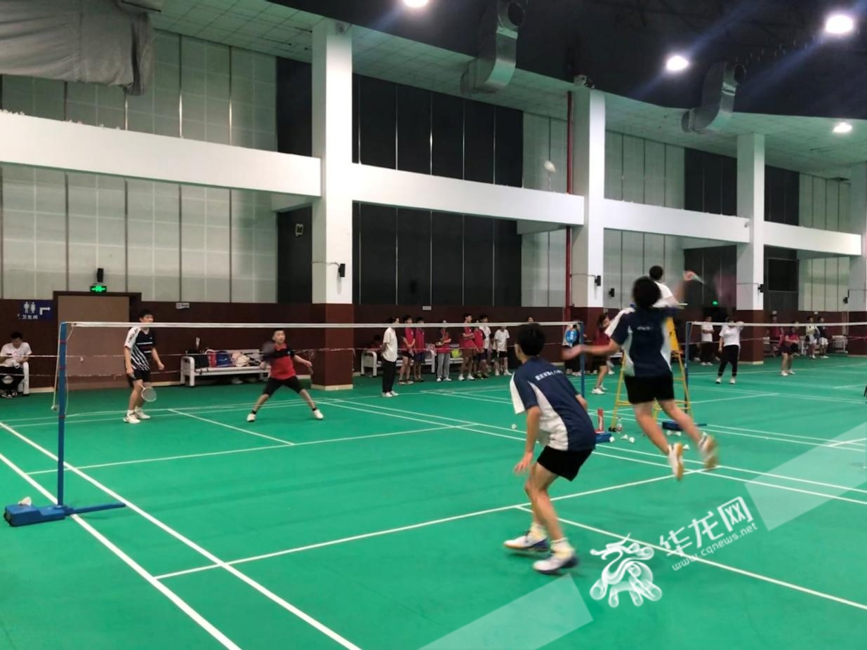 300名学生展运动风采！江北区首届中小学生羽毛球比赛挥拍开打