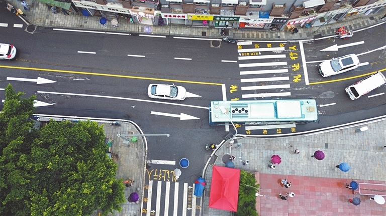 重庆七中正门口道路改造后由2车道变为4车道。 记者 陈思华 摄