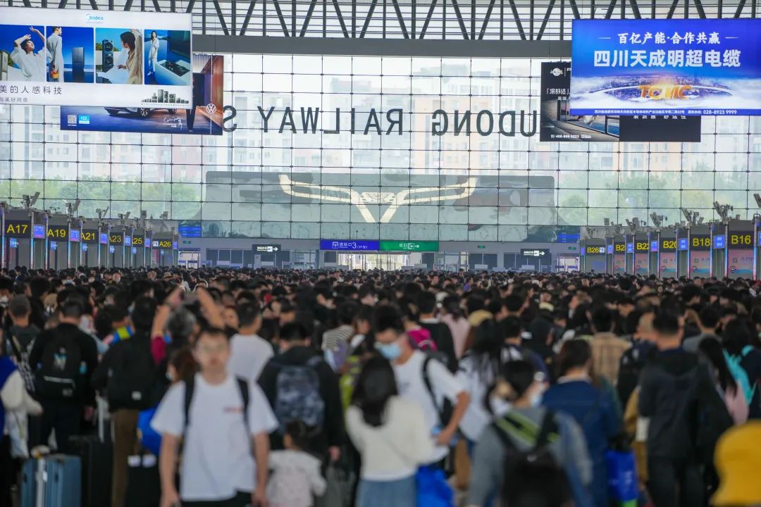 第一批人已经堵在路上了！有人开车9小时还没出省……27