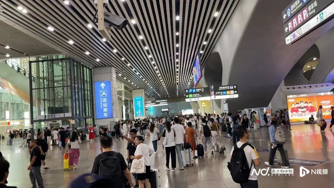 第一批人已经堵在路上了！有人开车9小时还没出省……19