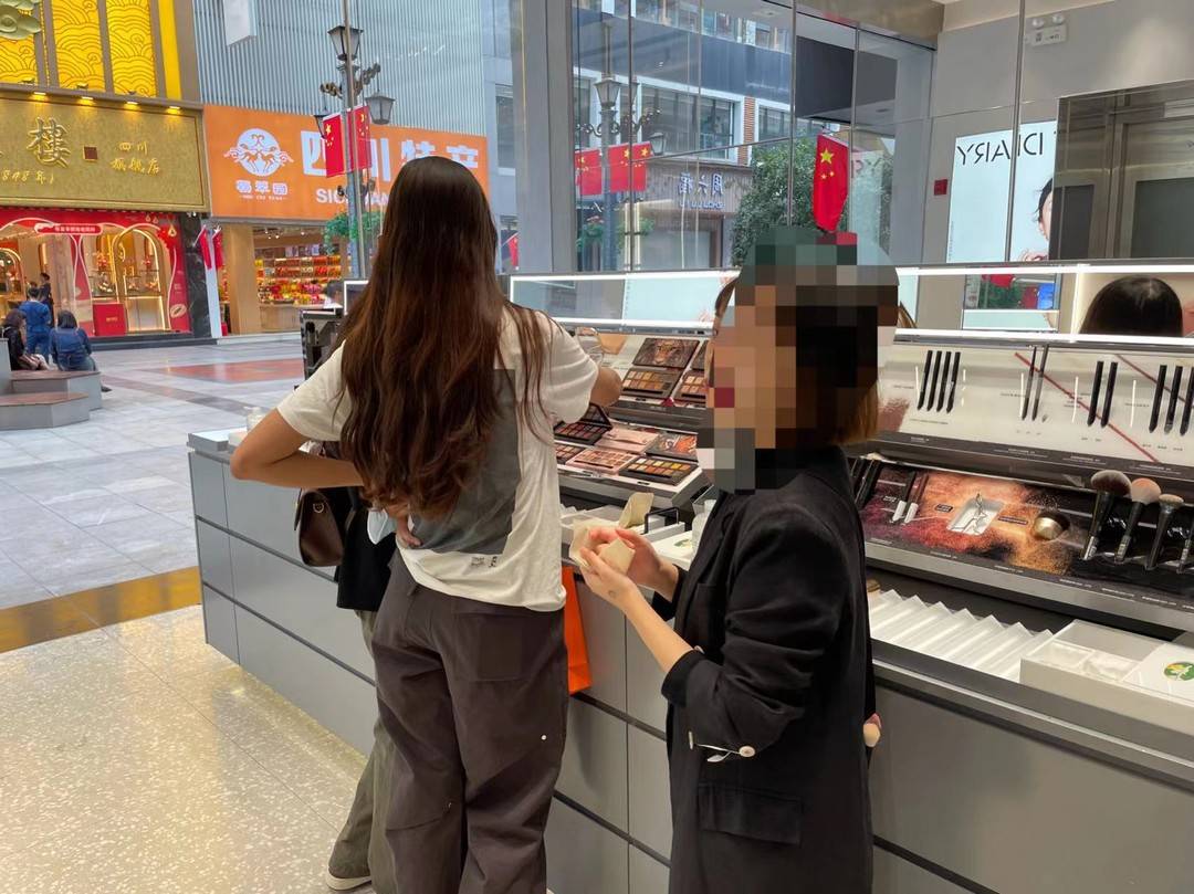花西子“发疯式”营销冲上热搜 赚足流量是否意味国货的高端化？3