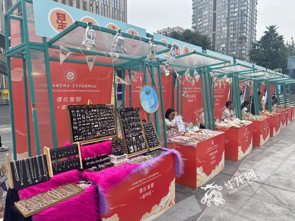 星光唐市展示的各种艺术商品。 华龙网记者 刘钊 摄