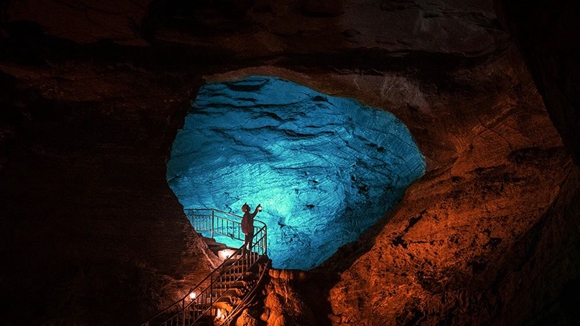 地心极地探险项目首创了适合入门游客的洞穴自助式的天幻洞洞穴陆路微探险和渡心河暗河探险。