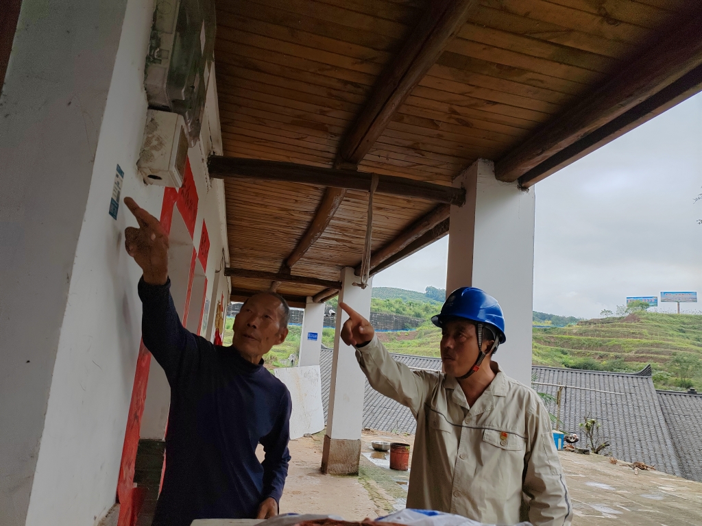 竹山村电力网格经理余善成指导村民安全用电。通讯员 毛世洲 摄