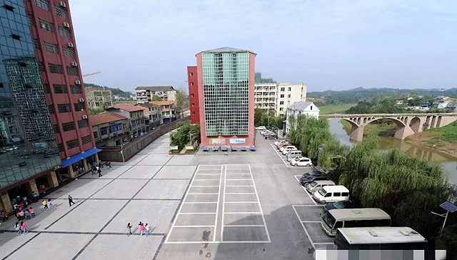 “学生蹲校门口喝奶”引出校长涉黑案:强留教师,威胁律师1