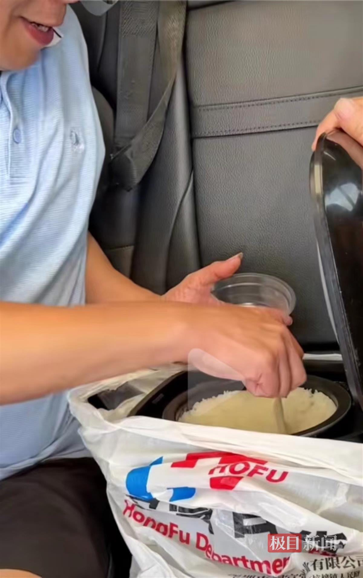 网友高速上自带电饭煲做饭，当事人：是在服务区煮的，往年堵车堵出了经验1