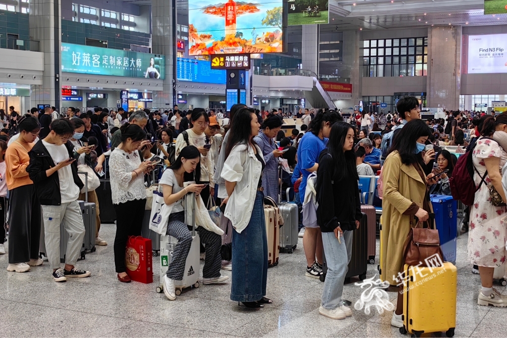9月29日，重庆北站候车大厅，旅客排队检票上车。华龙网记者 石涛 摄