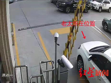 “郑州男子意外碾死躺道闸杆下老太”二审开庭 新侦查实验中，7名志愿者4人撞上模拟物1