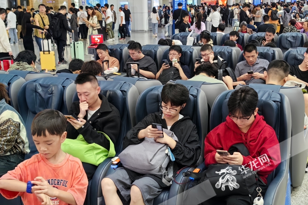 9月29日，候车的旅客正在重庆北站候车大厅休息。华龙网记者 石涛 摄
