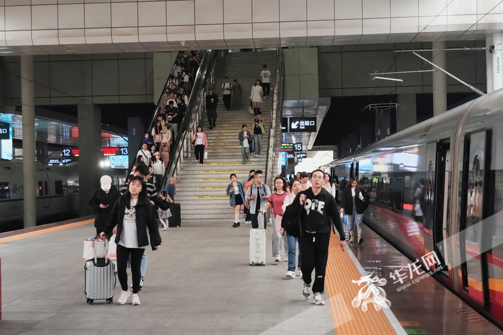 9月29日，重庆北站，旅客有序进站坐火车。华龙网记者 石涛 摄