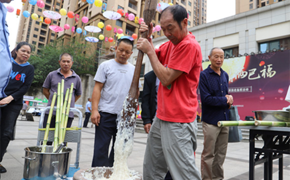 居民们体验打糍粑。通讯员 杨彦 摄