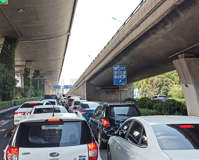 “都想提前走，结果提前堵了”，有人开车8小时还没出省3