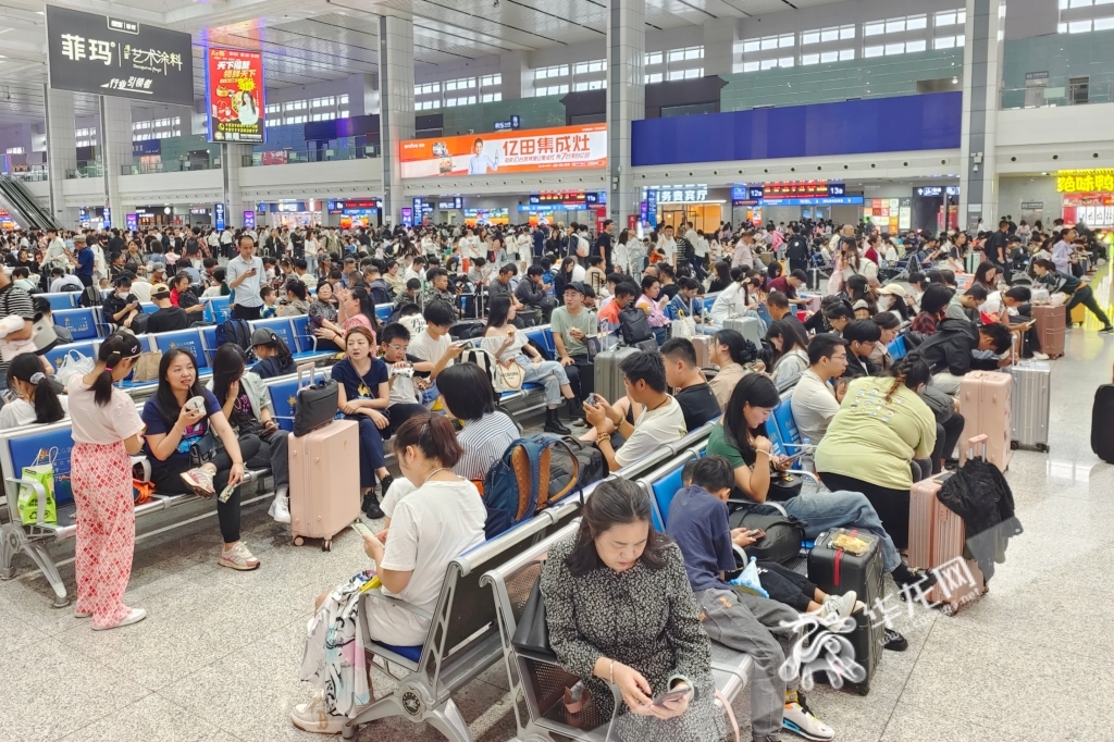 9月29日，重庆北站候车大厅，大量旅客在假期首日乘坐高铁出行。华龙网记者 石涛 摄