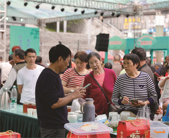 市民在展会选购产品。记者 刘柳吟 摄