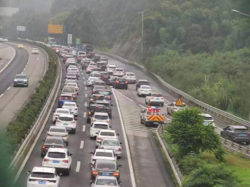 渝黔高速出城方向车流量较大。重庆交通执法部门供图