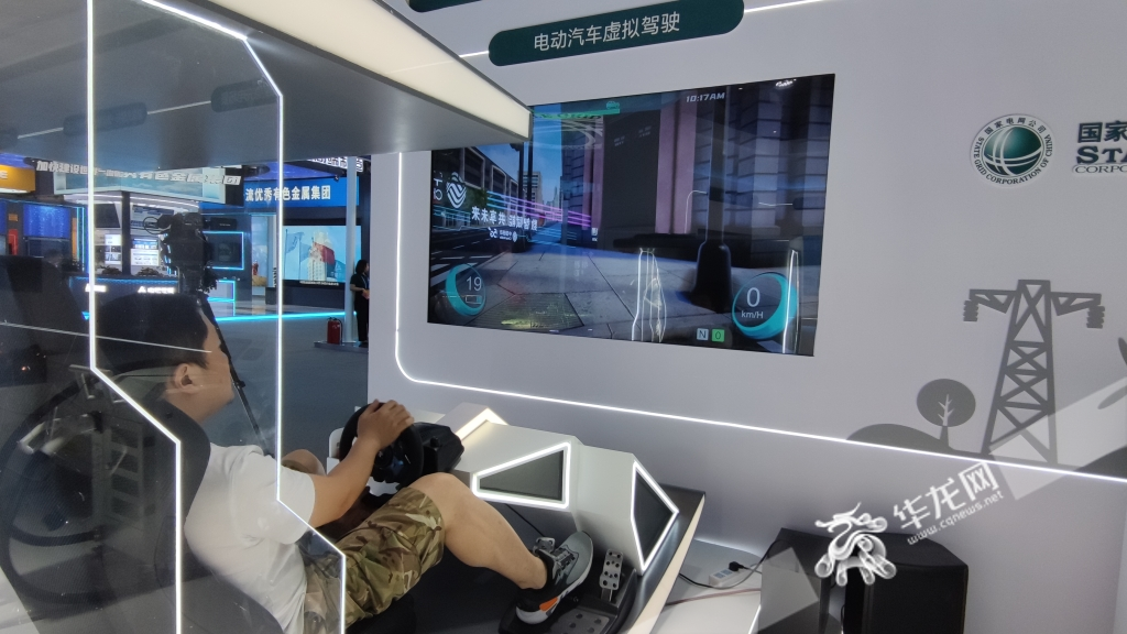 电动汽车虚拟驾驶。华龙网–新重庆客户端记者 梁浩楠 摄