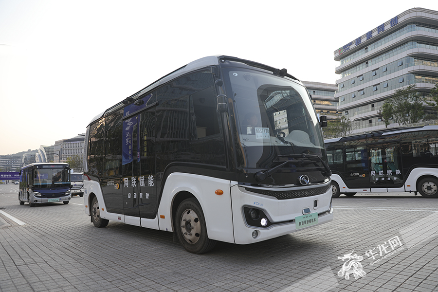 自动驾驶汽车行驶在公路上。华龙网-新重庆客户端 首席记者 李文科 摄
