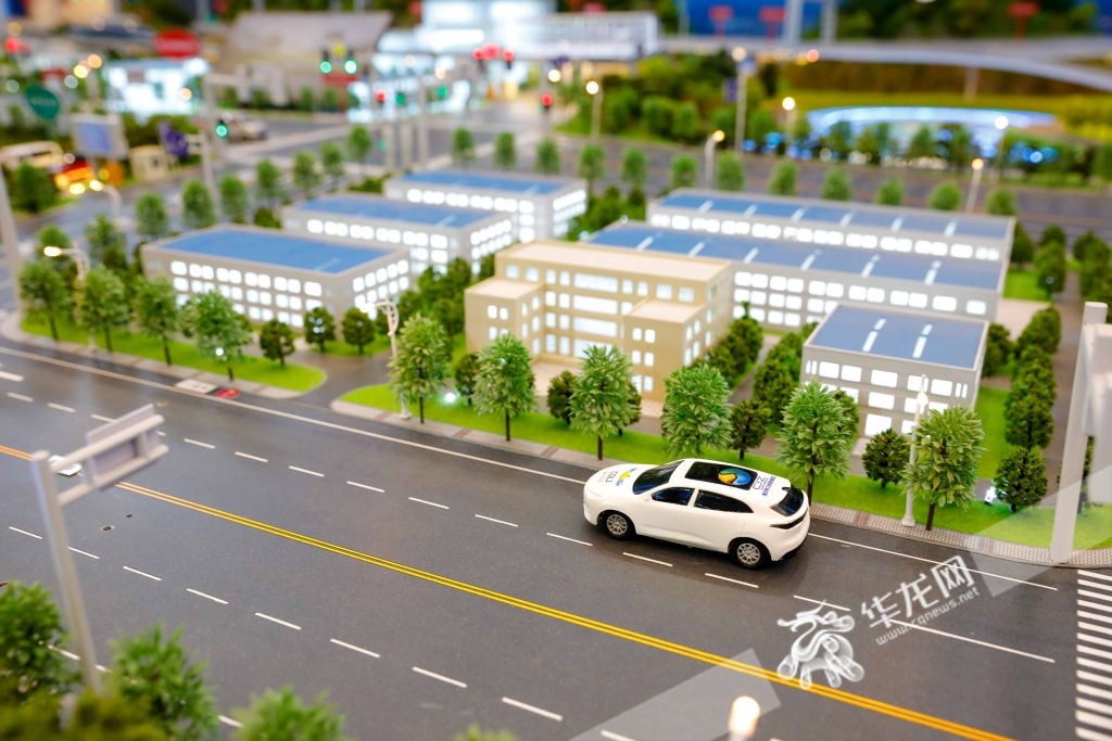 重庆（两江新区）国家级车联网先导区智能交通沙盘模型。华龙网-新重庆客户端 记者 石涛 摄