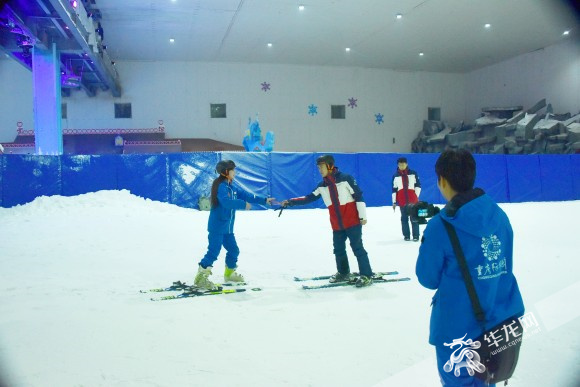 大V博主在际华园体验滑雪项目。华龙网 记者 雷其霖 摄