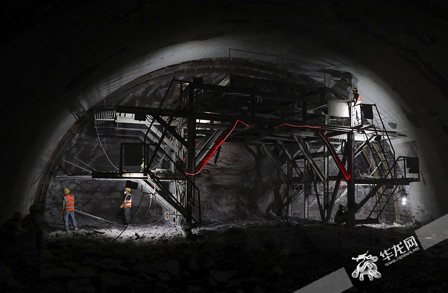 建设者们在隧道内有序施工。华龙网 首席记者 李文科 摄