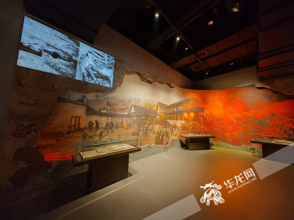 现场展出的珍贵历史图片和物件。华龙网记者 谢鹏飞 摄