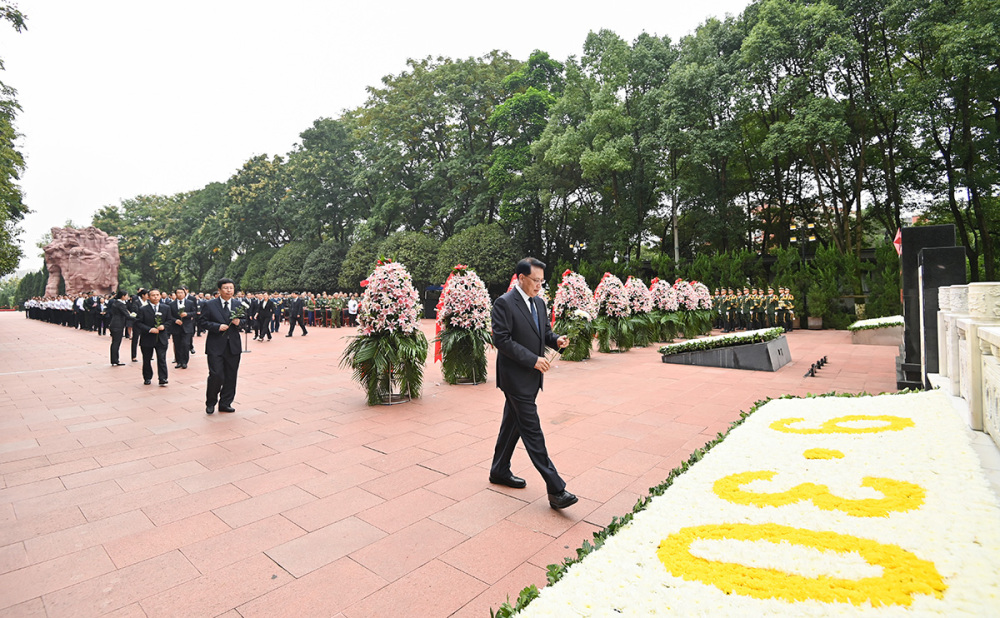 重慶市社會(huì)各界向人民英雄敬獻(xiàn)花籃 袁家軍胡衡華唐方裕出席2