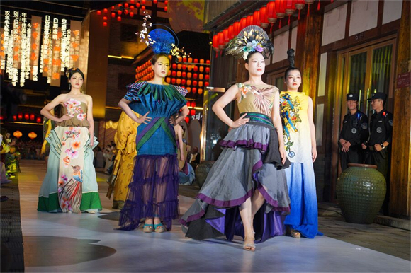 在夏布小镇举行的汉唐风韵服装秀。张春连 摄