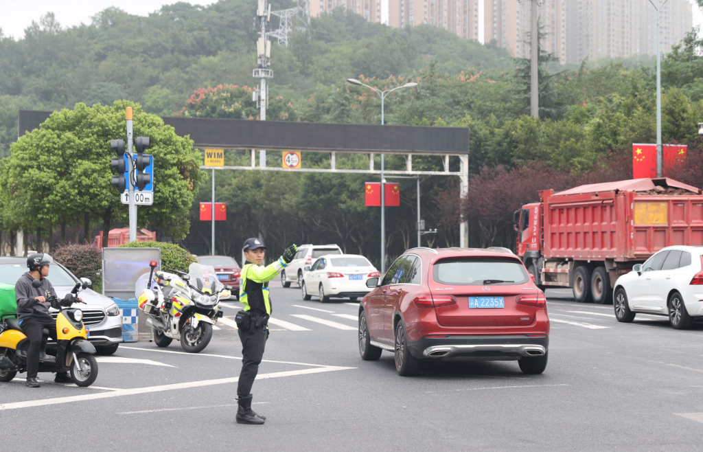 重庆市公安局两江新区分局交巡警支队机动大队队员阎泽民。两江新区融媒体中心供图