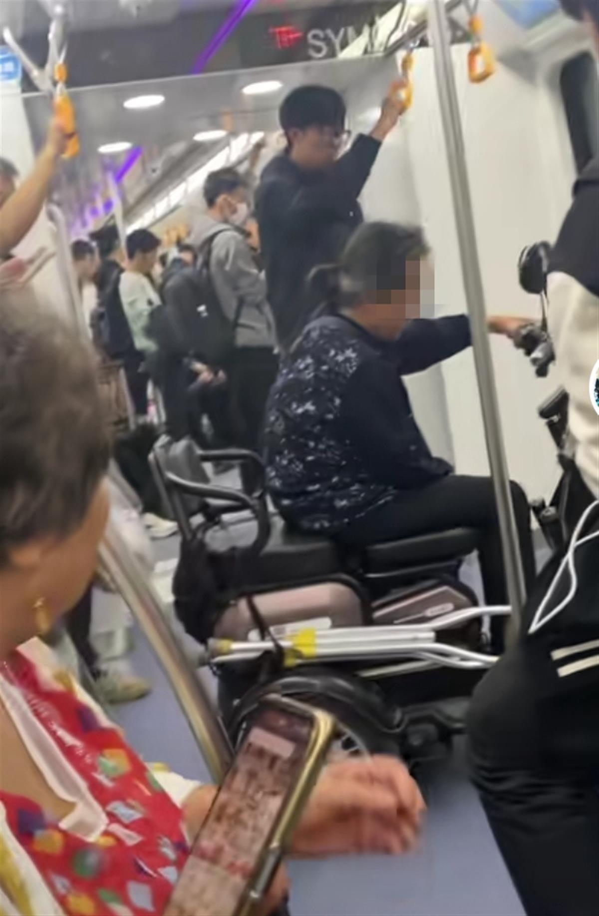 网友反映老太太骑电动三轮车进了地铁车厢，沈阳地铁：将调查1