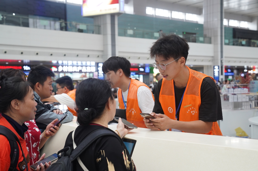 9月30日重庆火车站客流持续高位运行。受访者供图
