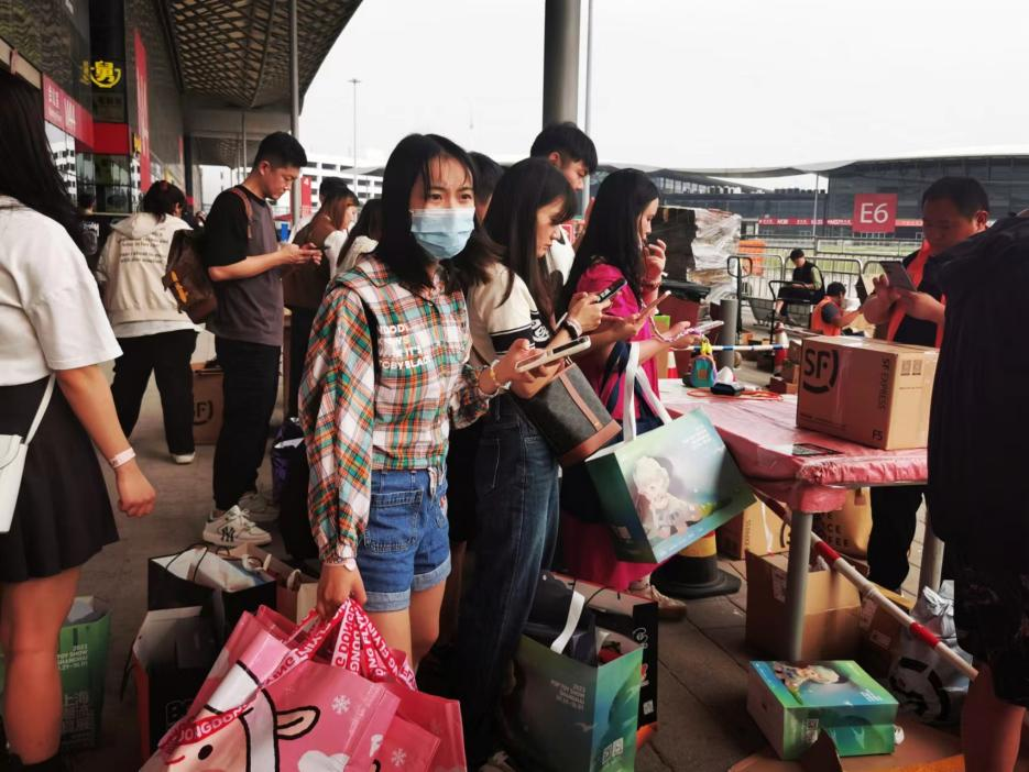 凌晨4点排长队,豪掷万元买心头好……潮玩何以迷住年轻人?4