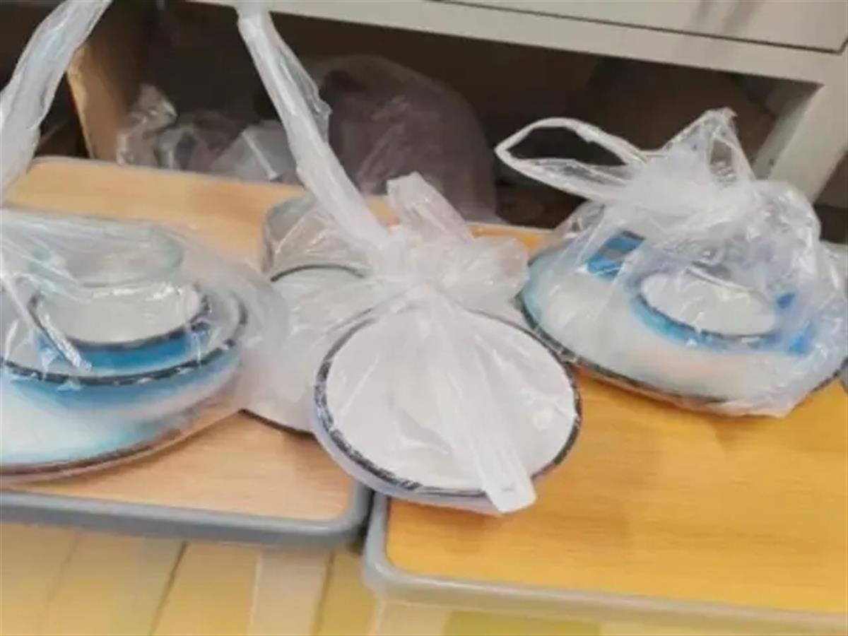 大学生付餐具费吃完饭将餐具带走，跟商家赌气不如当场投诉1