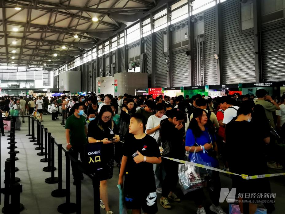 凌晨4点排长队,豪掷万元买心头好……潮玩何以迷住年轻人?1