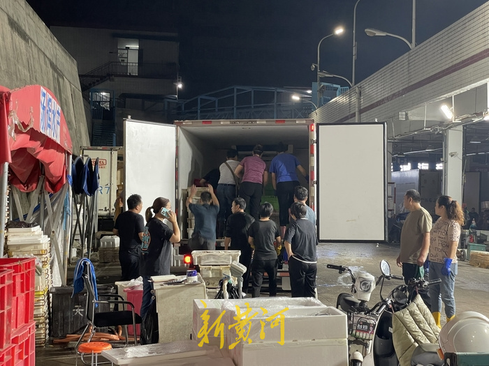 开海后新鲜水产登陆济南市场，价格稳定，市民购买热情高涨1