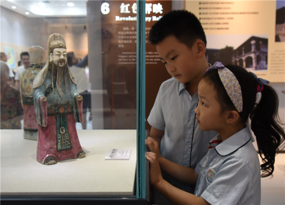 小朋友们对历史文物很感兴趣。潼南区委宣传部供图 华龙网发