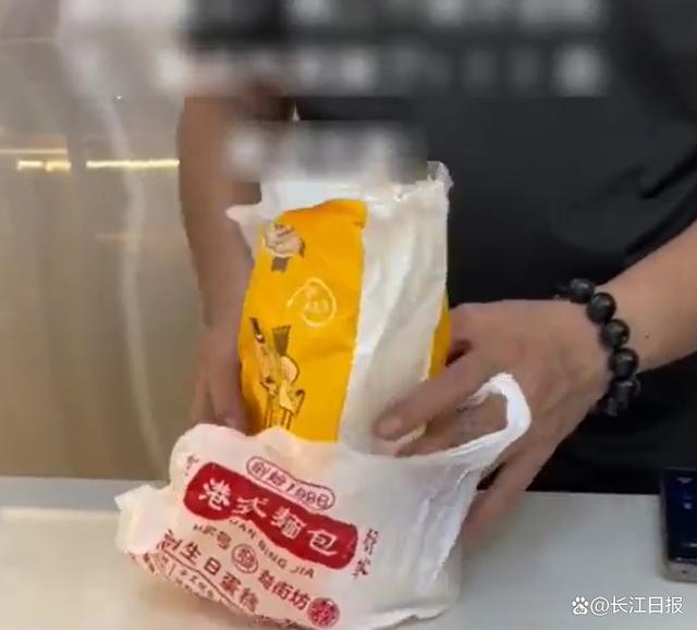 女子买到发霉面包让店员吃下2