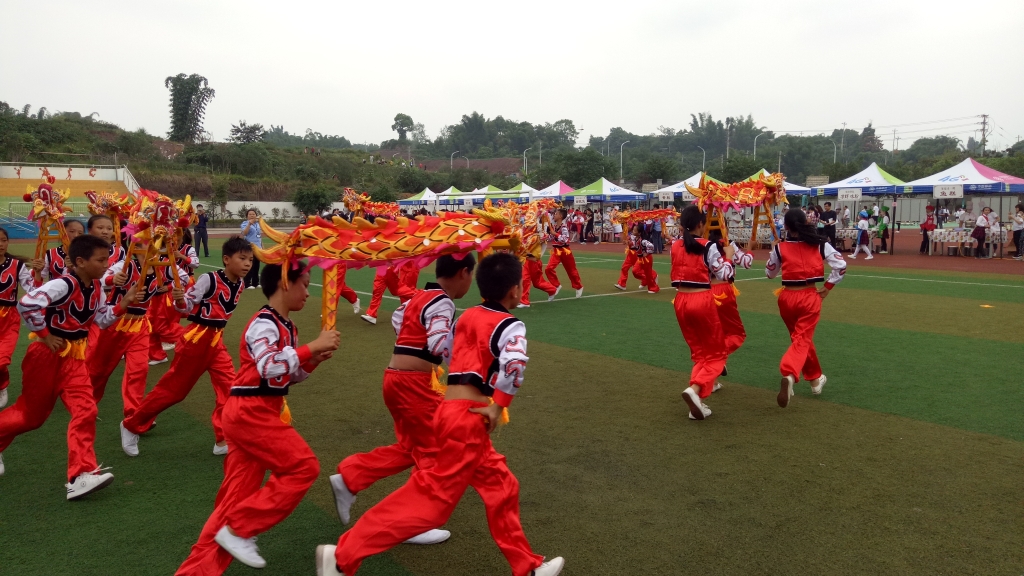吉安小学舞龙队在重庆市乡村少年宫经验交流会上向来宾表演。