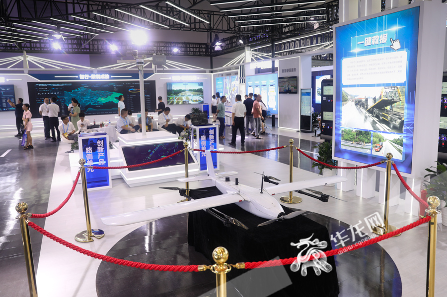 03，重庆高速集团在2023智博会上展示的路网重点结构检测设备。华龙网-新重庆客户端记者 张质 摄