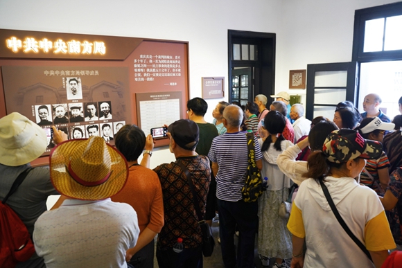 9月3日，观众参观曾家岩50号（周公馆）。记者 赵迎昭 摄