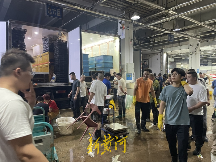 开海后新鲜水产登陆济南市场，价格稳定，市民购买热情高涨2